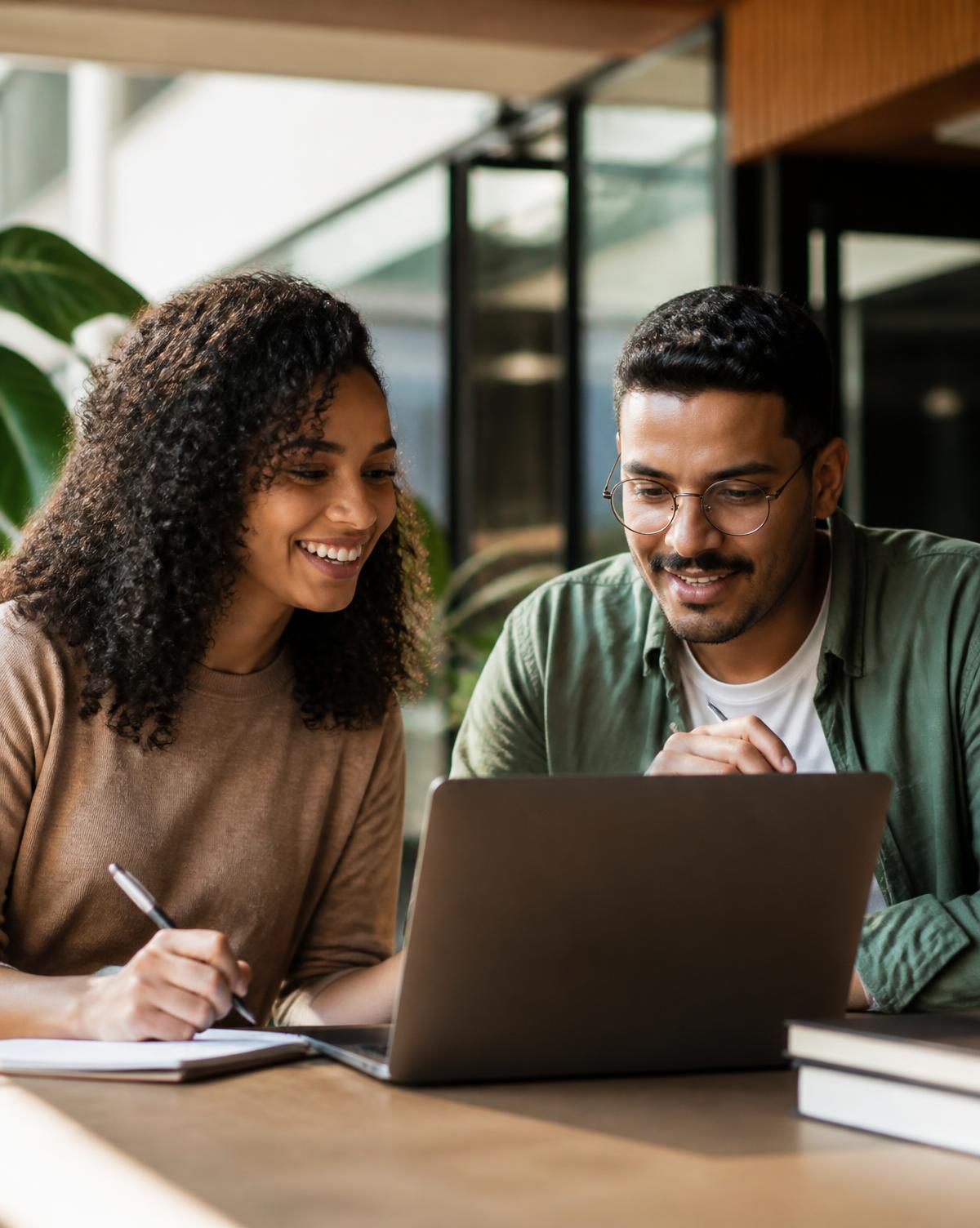 Estudantes da AUPEX estudando em grupo